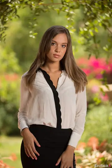 Liza Rowe – Thick Brunette Lifts Her Skirt Outdoors to Show Off Her Ass