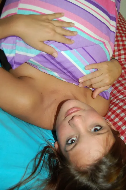 Kate Crush: Amateur Brunette with Big Tits Bares All on the Bed – photo 17 of 20