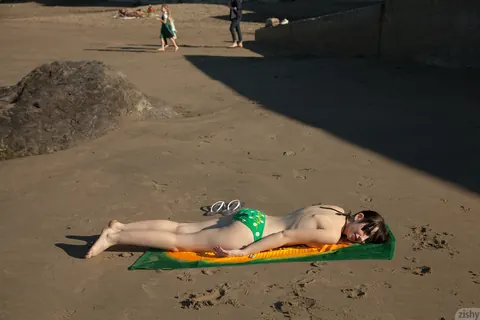 Paris Moffer: Pale Brunette in a Bikini Spreads Her Legs on the Beach – photo 16 of 21