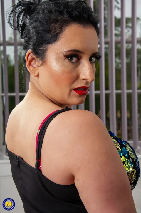 Jasmine De Launay: Curvy Brunette MILF with Big Natural Tits Spreads Her Legs – photo 6 of 21