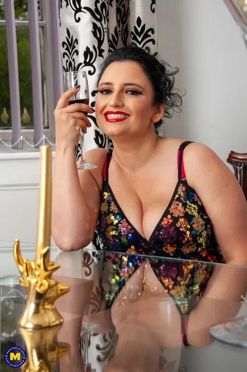 Jasmine De Launay: Curvy Brunette MILF with Big Natural Tits Spreads Her Legs – photo 1 of 21