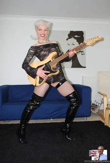 European Woman in Black Boots Fucks and Kisses Her Partner