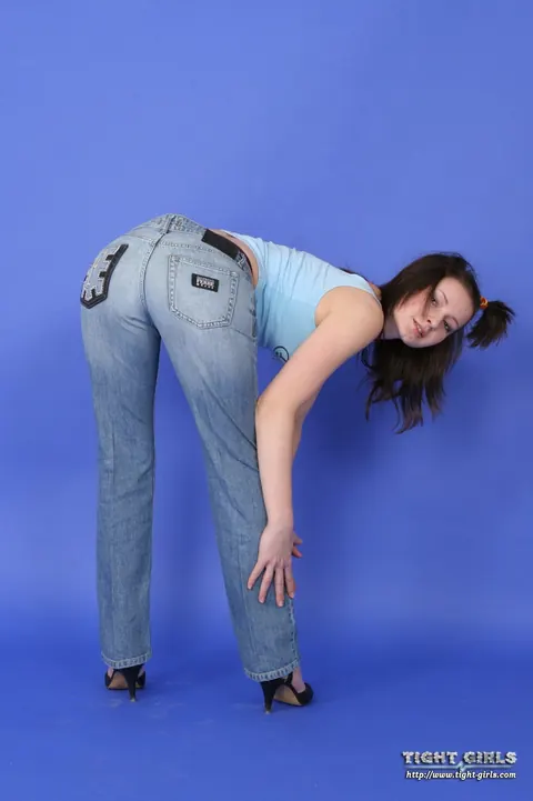 Brunette Strips Off Her Jeans and Top for Lingerie Tease – photo 4 of 15
