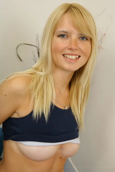 Lauren Hurley: Blonde in Shorts and Socks Shows Her Natural Tits and Pussy – photo 14 of 21