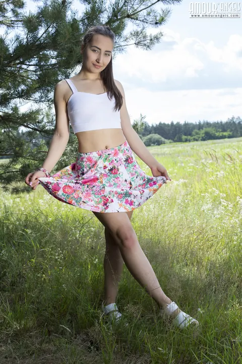 Brunette Undresses on a Towel at the Forest Edge – photo 3 of 20