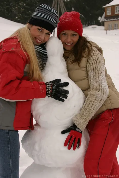 Renata Tomankova: Hairy Lesbians Lick and Finger Each Other in the Snow – photo 4 of 21