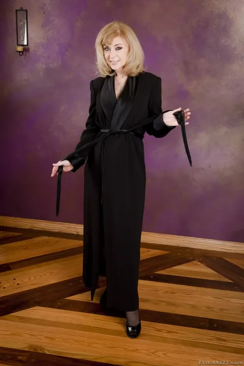 Nina Hartley: Thick Blonde MILF Sheds Her Robe to Flaunt Her Big Tits and Ass – photo 2 of 17