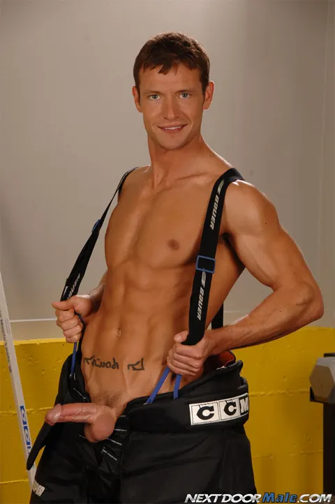 Athletic Man Strips Nude and Poses in the Gym – photo 18 of 20