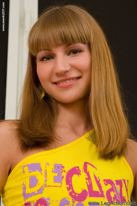 Blonde Peels Off Her Jeans and Rides a Long Dildo – photo 1 of 21