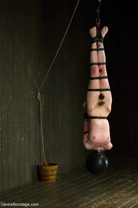 Amanda Marie: Thick Brunette in Bondage Masturbates with a Dildo – photo 18 of 21