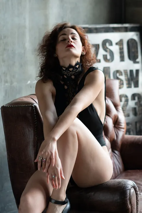 European Brunette Lets Clothes Fall and Poses Bare – photo 7 of 21
