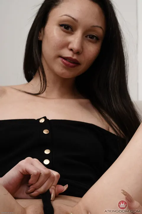 Minnie Boom: Petite Asian Woman Spreads Her Pussy Wide – photo 4 of 21