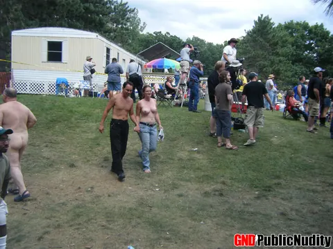 BBW Poses Nude at an Outdoor Public Party – photo 10 of 12