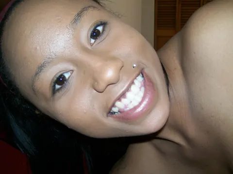 Pradah G: Ebony Brunette Spreads Her Shaved Pussy in a Selfie – photo 17 of 20