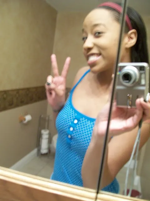 Pradah G: Ebony Brunette Spreads Her Shaved Pussy in a Selfie – photo 1 of 20