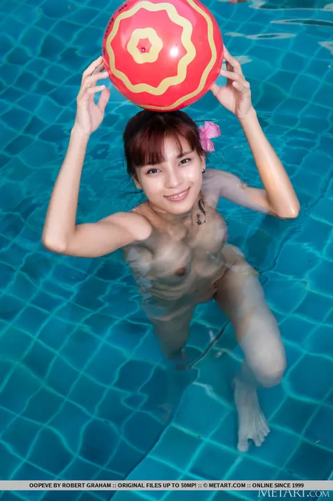 Slim Woman Strips Out of Her Bikini in the Pool – photo 18 of 18