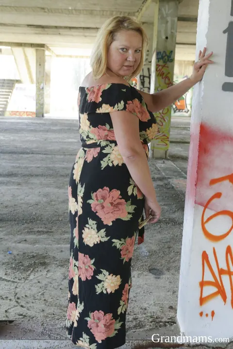 Mature Chubby Woman Fucks a Skinny Construction Worker Outdoors – photo 2 of 20