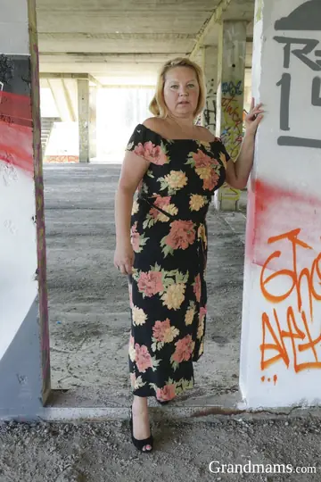 Mature Chubby Woman Fucks a Skinny Construction Worker Outdoors