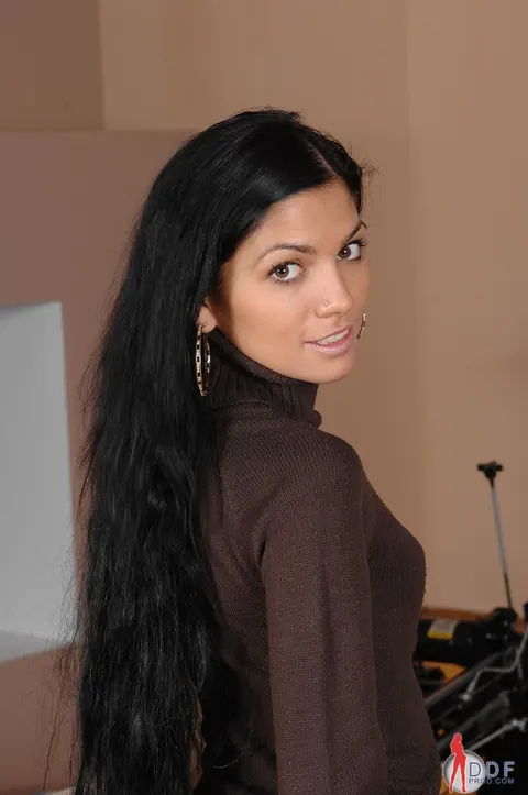 Pure Angel: Petite Hungarian Brunette Shows Her Feet in Jeans – photo 2 of 20