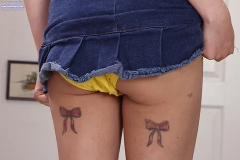 Lucy James: Brunette PAWG Hikes Her Skirt and Spreads Her Shaved Pussy – photo 5 of 16