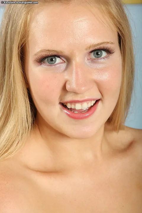 Laci Laine: Tall Blonde Peels Off Her Green Panties and Spreads Her Legs – photo 8 of 16