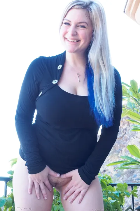 BBW Blonde in Yoga Pants and Boots Fucks a Massive Dildo – photo 5 of 15