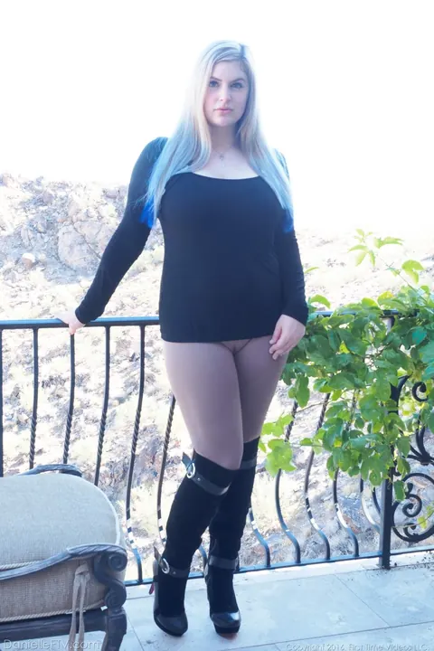 BBW Blonde in Yoga Pants and Boots Fucks a Massive Dildo – photo 1 of 15