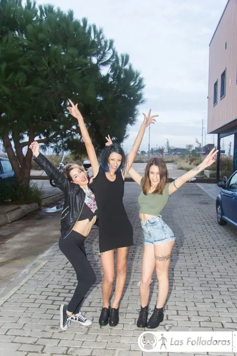 Alexa Nasha: Three European Brunettes Flash Asses Outdoors – photo 13 of 17