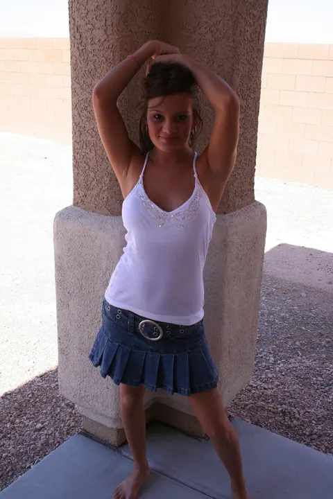 Kate Crush: Amateur Brunette Strips Outdoors and Spreads in Public – photo 1 of 21