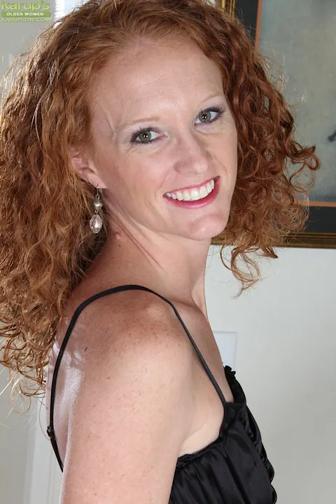 Thick Redhead MILF Spreads Her Legs in a Skirt and Heels – photo 2 of 16