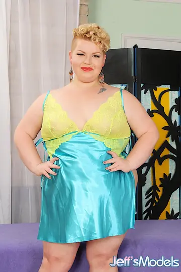 Velma Voodoo – Busty Blonde BBW Strips Out of Her Lingerie and Spreads