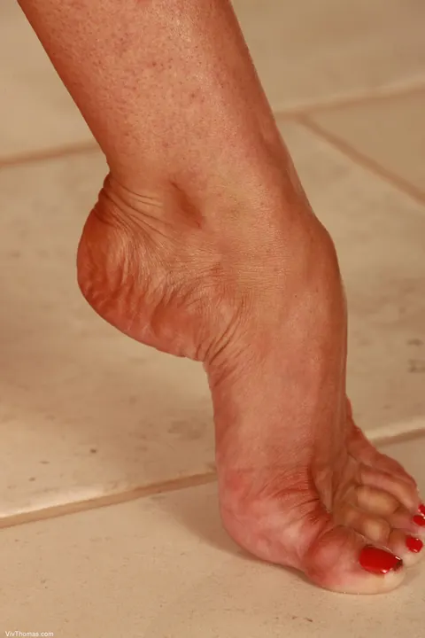 Marlyn Lindsay: Busty Brunette MILF Spreads in High Heels and Shows Her Feet – photo 13 of 17