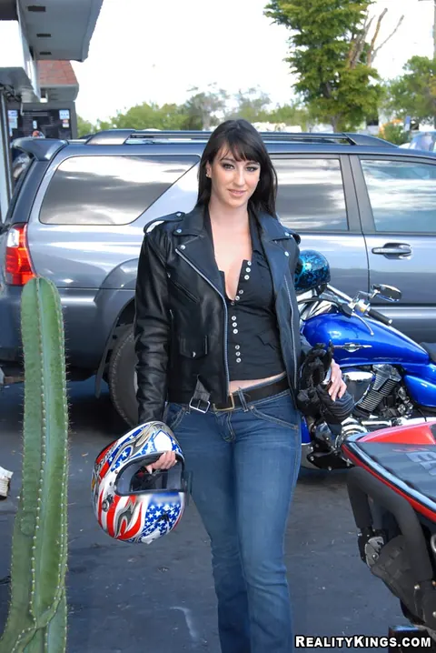 Thick MILF Sucks and Fucks in a Car Outdoors – photo 4 of 16