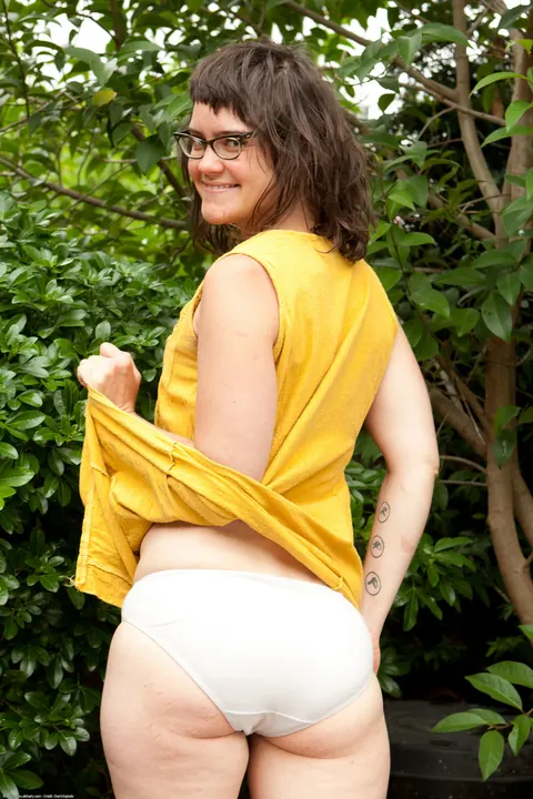 Woman Undresses to Reveal Her Hairy Pussy – photo 2 of 21