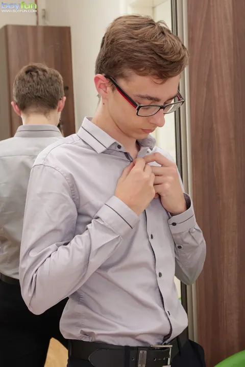 Hairy Guy Strips Nude and Jerks Off in the Mirror – photo 5 of 21