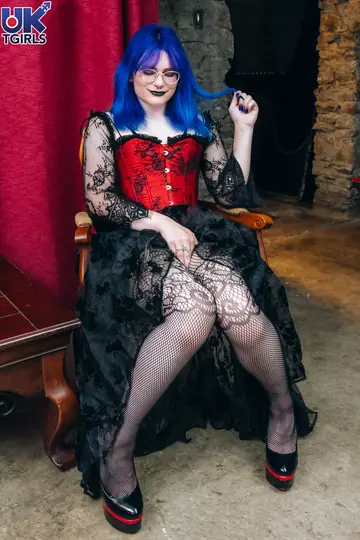 Trans Woman in Heels Takes Anal