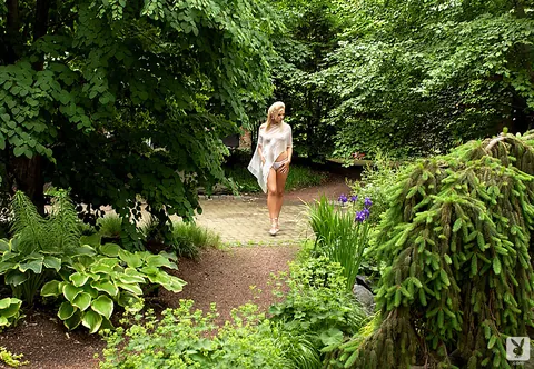 Shawn Hektor: Blonde MILF Strips Nude and Spreads in the Forest – photo 1 of 16