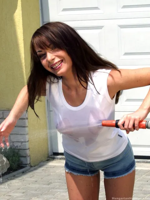 Gili Sky: Slim Hungarian MILF Fingers Her Pussy Outdoors – photo 3 of 21