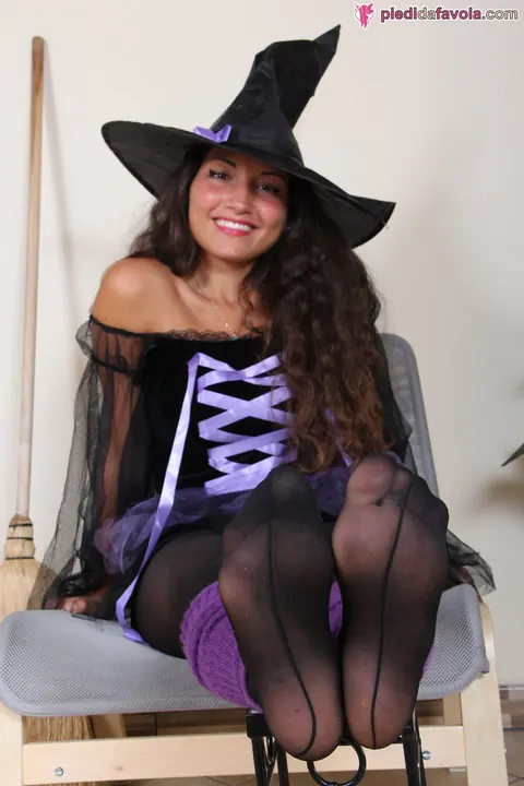 Brunette Witch Displays Her Feet and Soles in Pantyhose – photo 10 of 10