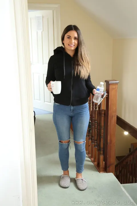 Zoey King: Short-Haired Brunette Poses in High Heels and Jeans – photo 4 of 20