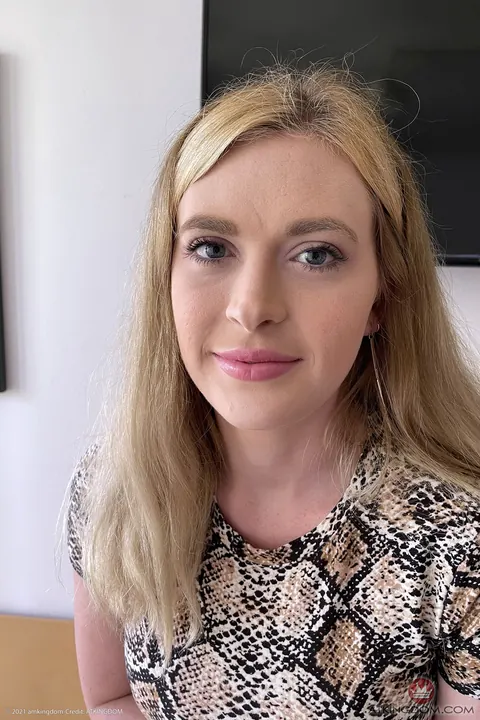 Lindsay Lee: Thick Blonde Pulls Panties Aside and Spreads Her Shaved Pussy – photo 1 of 20