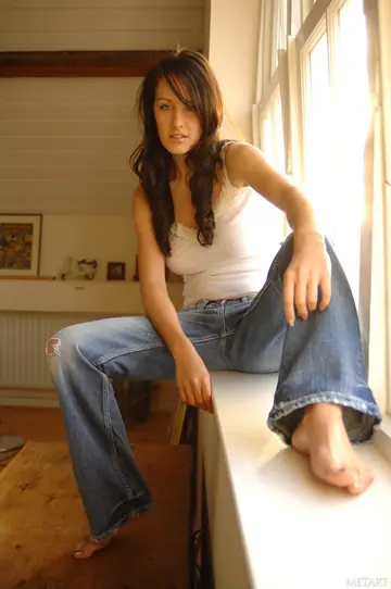 Helen Louise – Tall Tanned Brunette Strips Out of Her Jeans and Spreads Her Legs