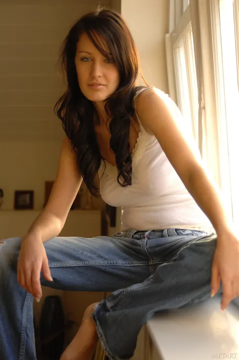 Helen Louise: Tall Tanned Brunette Strips Out of Her Jeans and Spreads Her Legs – photo 2 of 21