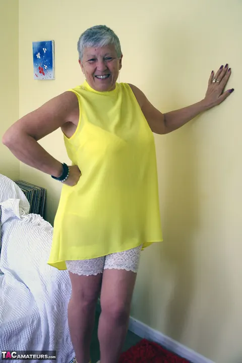 Mature Woman in Stockings and Heels Spreads Wide – photo 2 of 20