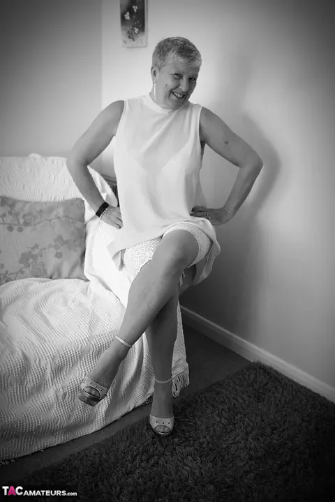 Mature Woman in Stockings and Heels Spreads Wide – photo 5 of 20