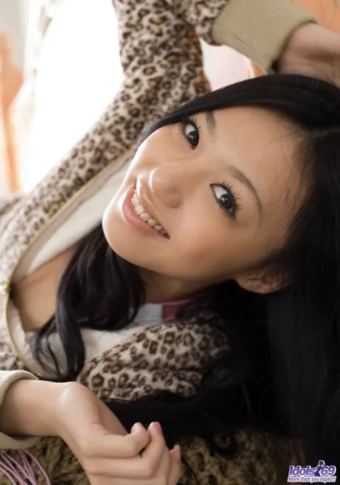 Aino Kishi: Slim Japanese Brunette Shows Panties and Hairy Muff – photo 2 of 16
