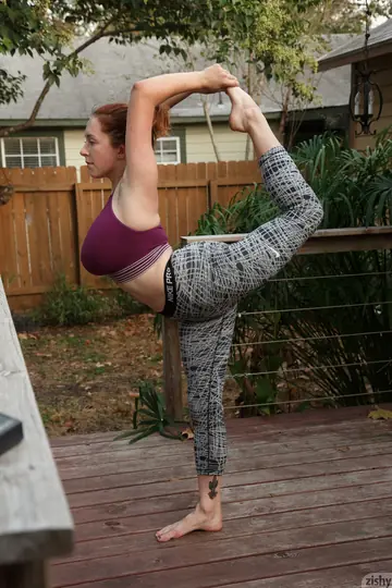 Kelsey Berneray – Curvy Redhead with Big Tits Poses Outdoors and in the Kitchen