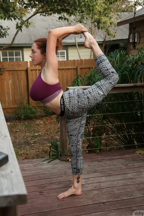 Kelsey Berneray: Curvy Redhead with Big Tits Poses Outdoors and in the Kitchen – photo 1 of 11