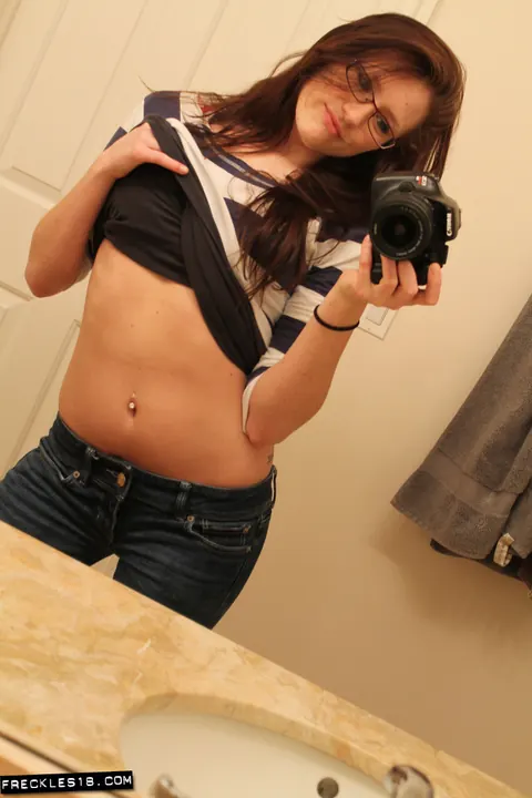 Tattooed Brunette Strips Out of Her Jeans for Lingerie Selfies – photo 3 of 12
