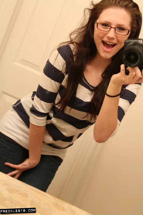 Tattooed Brunette Strips Out of Her Jeans for Lingerie Selfies – photo 1 of 12